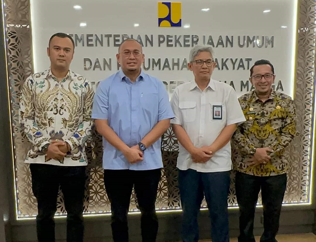 Bupati Tanah Datar Eka Putra bersama Bupati Sijunjung Benny Dwifa Yuswir dan anggota DPR RI asal Sumatera Barat Andre Rosiade  ketika menemui Dirjen Bina Marga 